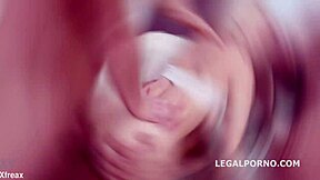 Η ξανθιά Ciri σε ενδιαφέρον τετραμερές στο φεστιβάλ μπύρας με βαθύ αναλ χάσμα και κατάποση