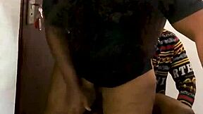 Video bocor! Calon guru squirt semua di meja semasa temuduga?