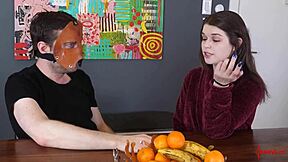 ¿Te preguntas cómo Anastasia Rose se somete a su amo entre bastidores?