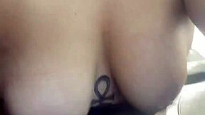 Chytil som svoju šlúbku susedku nahú vonku a prosila ma, aby som jej zničil pičku veľkým čiernym kokom pred príchodom manžela