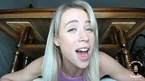 nevlastná sestra uviaznutá pod stolom dostáva anál