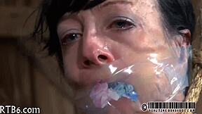 hey, η δεμένη κοπέλα παίρνει τιμωρία στο γκαράζ, έτσι;