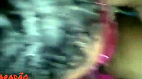 Gekrulde meid melkt pik met tieten