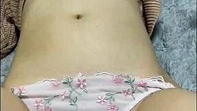 Rör min våta rumpa långsamt över lingeries, blir skitigt och orgasmiskt