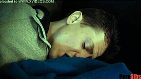 Nekaj hrane in nekaj glave: Rdečelaska najstnica jezdari divje z velikimi joškami, ki poskakujejo v ameriškem slogu!