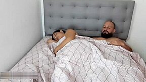no puedo dormir pap� no esta y le digo a mi madrastra acompa�ame pero termino follandola como puta en espa�ol