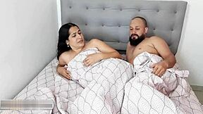 no puedo dormir pap� no esta y le digo a mi madrastra acompa�ame pero termino follandola como puta en espa�ol