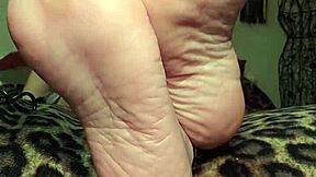 Foot Goddess Mymistressk Hypnotizes Subs With Bare Feet!