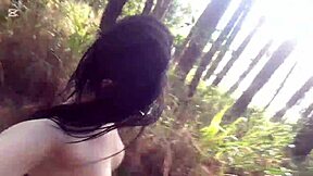 Acompaño a mi hermanastra puta tierna al bosque donde se masturba con juguetes al aire libre