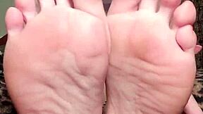 Foot Goddess Mymistressk Hypnotizes Subs With Bare Feet!