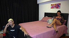 meu corninho trouxe o amigo pra fuder minha buceta na frente dele...