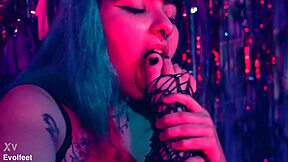 jerk off to my pretty small barefoot feet while i suck and lick them teasingly!