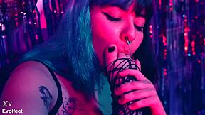 jerk off to my pretty small barefoot feet while i suck and lick them teasingly!