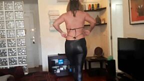 bodybuilder breaks huge ass with monster dildos deep