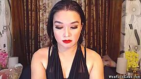 Hey, this cute brunette webcam babe chats and teases her curves