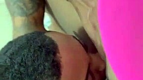Amiga do bundao gigante me pega batendo punheta e quer que eu sinta a ppk dela bem quentinha??