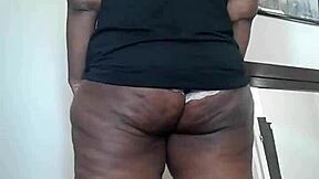 thick mamas milf with that juicy ass got me shakin'!!