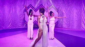 Beautiful Chica Musica Delivers Cute Melodies and Stunning Visual Charm in Full Performance
