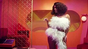 Beautiful Chica Musica Delivers Cute Melodies and Stunning Visual Charm in Full Performance