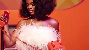 Beautiful Chica Musica Delivers Cute Melodies and Stunning Visual Charm in Full Performance
