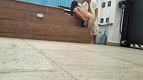 Esposa Gemendo Alto Traindo Marido com Piscineiro Dotado no Quarto!