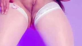 la dueña del bar imita a la mucama y se masturba para clientes en xred sheer