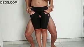 hermanastra, usa tus piernas sexys para masturbar mi polla hasta correrme en tu cuerpo perfecto