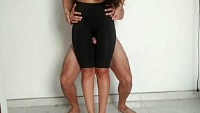 hermanastra, usa tus piernas sexys para masturbar mi polla hasta correrme en tu cuerpo perfecto