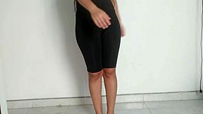 hermanastra, usa tus piernas sexys para masturbar mi polla hasta correrme en tu cuerpo perfecto