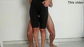 hermanastra, usa tus piernas sexys para masturbar mi polla hasta correrme en tu cuerpo perfecto