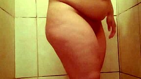 Gostosa exibe seu bucetao durante um banho aconchegante e sexy se toca gostoso enquanto a agua cai