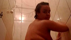 Gostosa exibe seu bucetao durante um banho aconchegante e sexy se toca gostoso enquanto a agua cai
