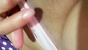chica con el culo masturbandose hasta correrse