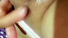 chica con el culo masturbandose hasta correrse
