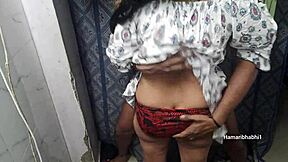 Indian desi aunty enjoys passionate sex