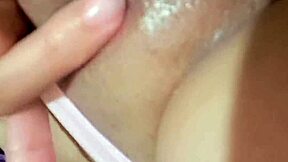 chica con el culo masturbandose hasta correrse