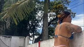 eu fico o dia todo assim quando o pedreiro esta aqui