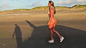loira linda gostosa de bikini