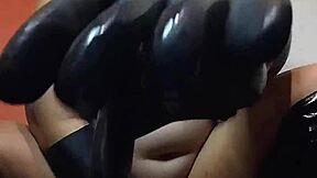 tu madrastra te descubre pajeandote con guantes y le calienta