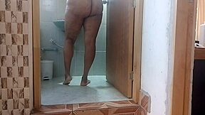 Milf colombiana esta muy cachonda qu� se termina masturb�ndose en la puerta de ba�o de su vecino