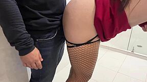 latina morena de tinder folla en el bano