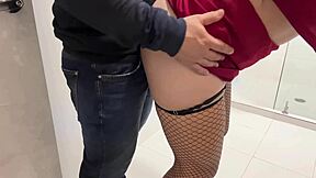 latina morena de tinder folla en el bano