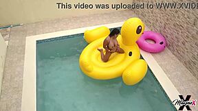 maxine the curvy milf masturbates her wet pussy