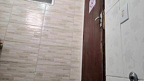Enfermeira gostosa meets doctor in hospital bathroom