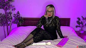 curvy milf uses wand on her pussy