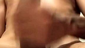 Batendo uma punheta bem na frente da camera