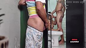 sexo grupal no banheiro