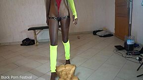 Dark Beauty Dilates Pussy