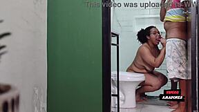 sexo grupal no banheiro