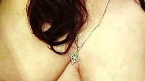 aurora grabada desnuda en su baño amateur mexicana muestra su culo y sus grandes tetas mientras baila y saluda